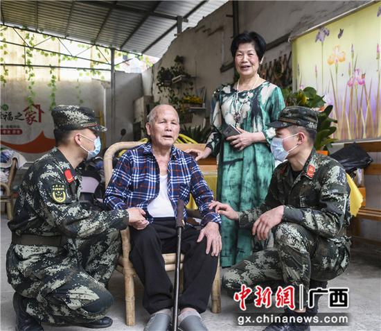 武警河池支队官兵看望慰问驻地敬老院老人