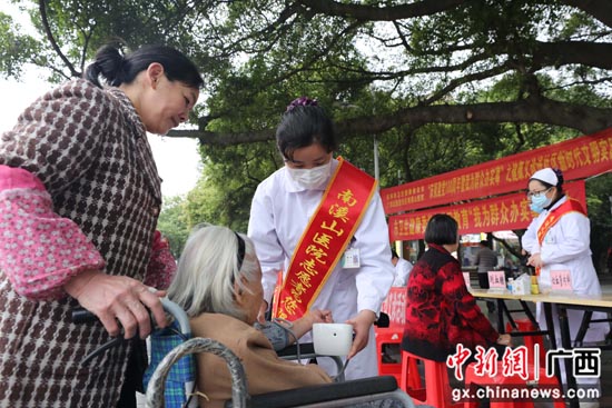 广西桂林市卫健系统开展健康义诊为民办实事