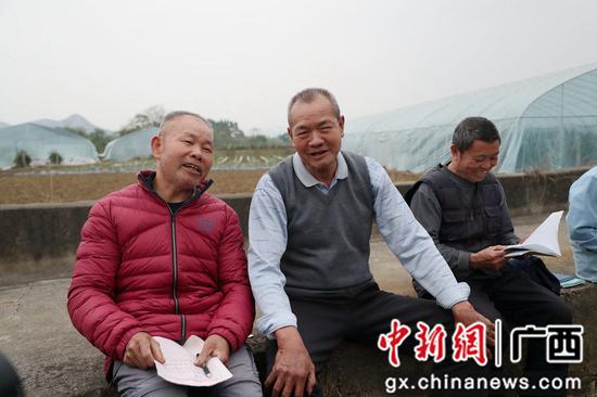 “空中课堂”正式开播,村民纷纷点赞。黎海燕 摄 柳州市柳江区多措并举推进党史学习教育