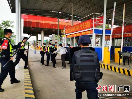 崇左边境民警开展突发事件应急处置综合演练