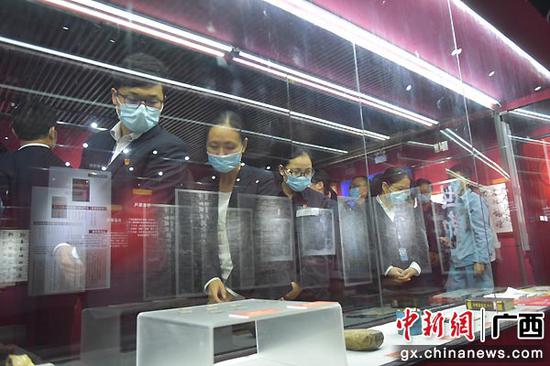 崇左供电局党员在博物馆内参观学习。易欢 摄 崇左供电局运用“三字诀”掀起党史学习教育热潮