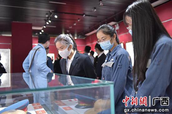 崇左供电局组织党员群众在博物馆开展学党史教育活动。易欢 摄 崇左供电局运用“三字诀”掀起党史学习教育热潮