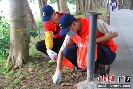 广西中烟公司“青年文明号”开展学雷锋志愿服务活动