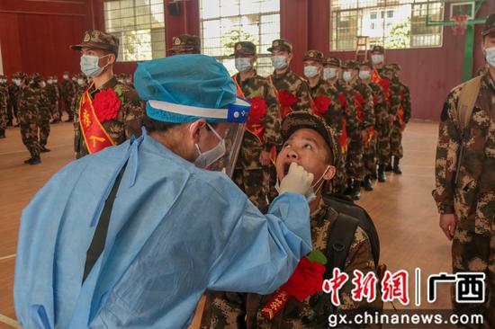 武警柳州支队迎来首批春季入伍新兵