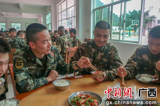 武警柳州支队迎来首批春季入伍新兵