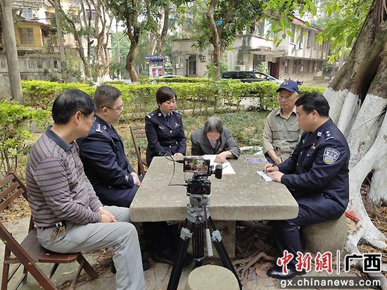 贺州昭平县公安局听革命先烈后辈讲革命故事