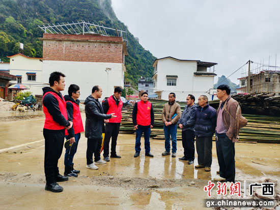 “红马甲”成阳朔乡村风貌提升战场上的风景线