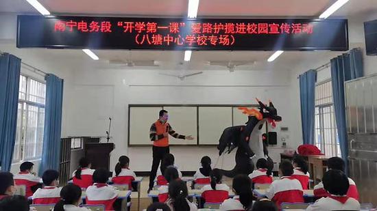 南宁电务段爱路护路进校园 筑牢铁路“生命线”