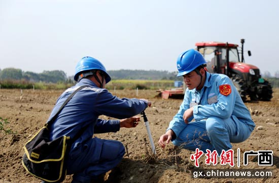 广西来宾武宣供电局南网情党员服务队在耉村现代农业产业园内检查喷灌设备。龙俊江摄 广西电力部门确保春耕备耕电力十足