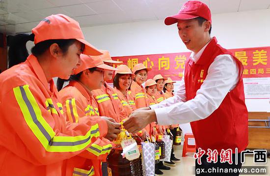 中建四局三公司开展关爱环卫女工活动 致敬巾帼奋斗者