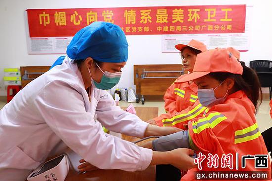 中建四局三公司开展关爱环卫女工活动 致敬巾帼奋斗者