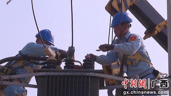 崇左供电公司及时紧急升级变压器为千余亩毛豆“解渴”