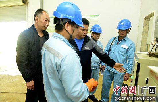 崇左供电公司及时紧急升级变压器为千余亩毛豆“解渴”