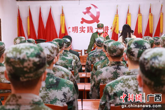 广西平乐县：预定新兵学党史 奔赴军营担使命