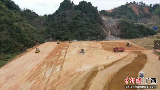 巴马织密路网建设 打通“经济动脉”