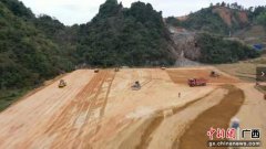 巴马织密路网建设 打通“经济动脉”