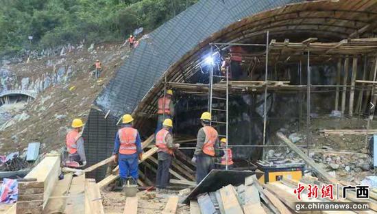 巴马织密路网建设 打通“经济动脉”