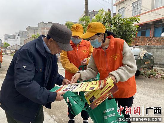 南宁电务段：铁路知识进沿线 爱路护缆在行动