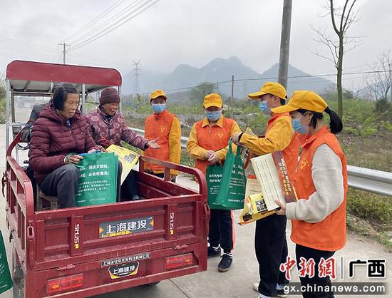 南宁电务段：铁路知识进沿线 爱路护缆在行动