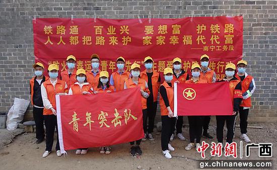 南宁工务段开展路外安全宣传 确保铁路沿线安全