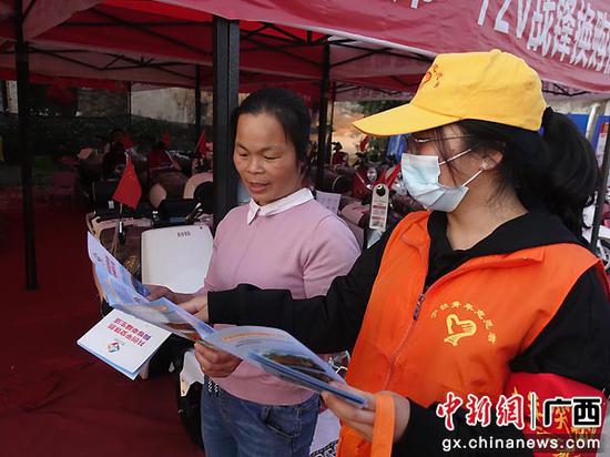 南宁工务段开展路外安全宣传 确保铁路沿线安全
