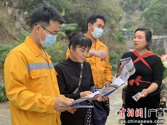 南宁工务段开展路外安全宣传 确保铁路沿线安全