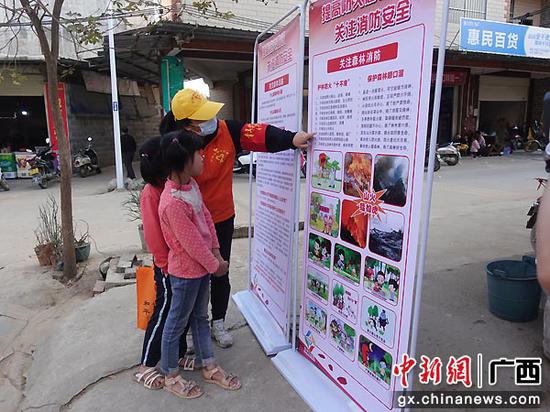 南宁工务段开展路外安全宣传 确保铁路沿线安全
