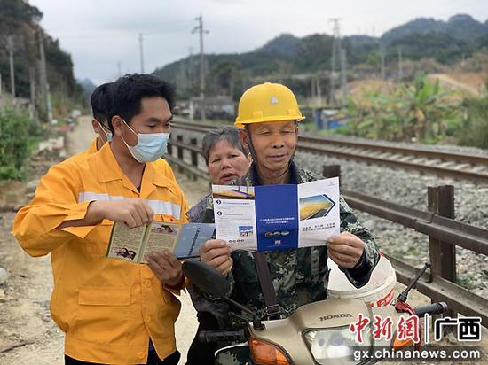 南宁工务段开展路外安全宣传 确保铁路沿线安全