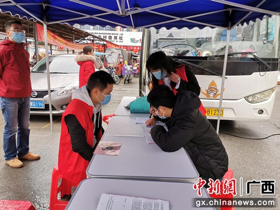 河池金城江区干群排队献血 小爱心传递大温暖