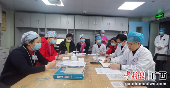 南溪山医院医务人员关注2021全国“两会”