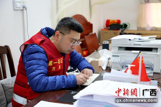 全国脱贫攻坚先进个人方原扎根广西苗乡