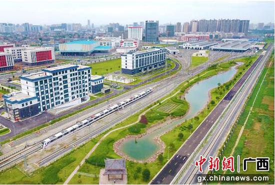该公司参建的南宁地铁三号线工程荣获“鲁班奖”。周群能 摄 中铁二十五局四公司获“广西五一劳动奖状”