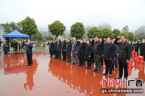 重温入党誓词 金城江宣传部供图 河池金城江区举行党史学习教育动员大会