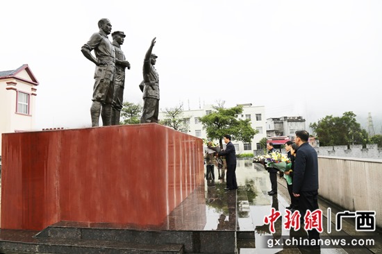 金城江区主要领导给革命前辈敬献鲜花 金城江宣传部供图 河池金城江区举行党史学习教育动员大会