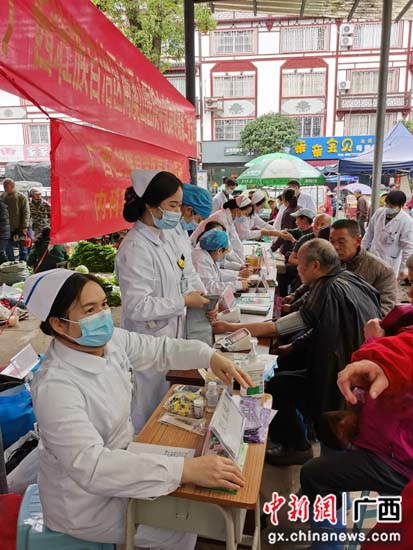 桂林医务人员学习雷锋精神 义诊服务老乡