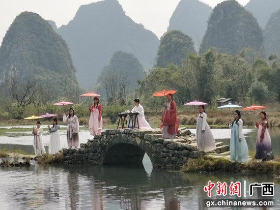 桂林临桂四塘：状元桥上服饰秀 巾帼妇女展新颜