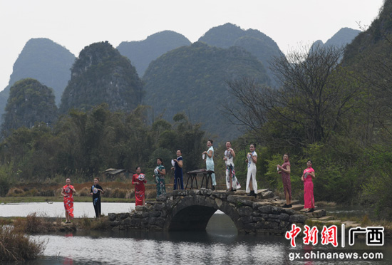 桂林临桂四塘：状元桥上服饰秀 巾帼妇女展新颜