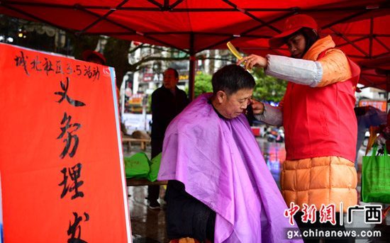 广西龙胜：“四下乡”志愿服务践行雷锋精神