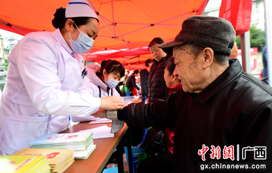 广西龙胜：“四下乡”志愿服务践行雷锋精神