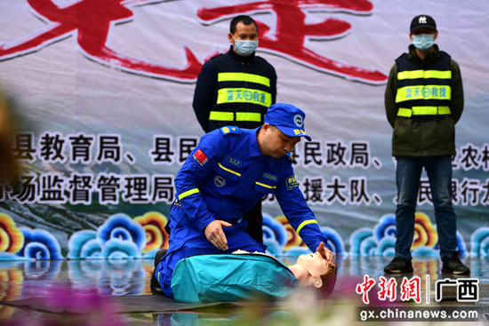广西龙胜：“四下乡”志愿服务践行雷锋精神