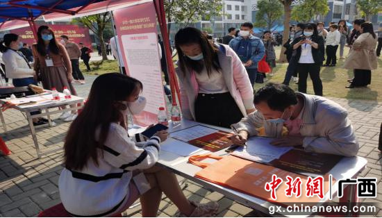 巴马“春风行动”精准帮扶现场招聘会提供千余就业岗位