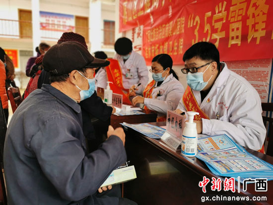 桂林医务人员开展学雷锋为民服务义诊活动