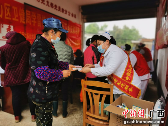 桂林医务人员开展学雷锋为民服务义诊活动
