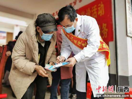 桂林医务人员开展学雷锋为民服务义诊活动