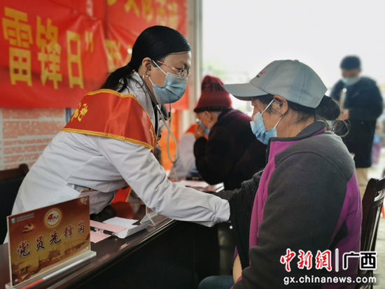 桂林医务人员开展学雷锋为民服务义诊活动