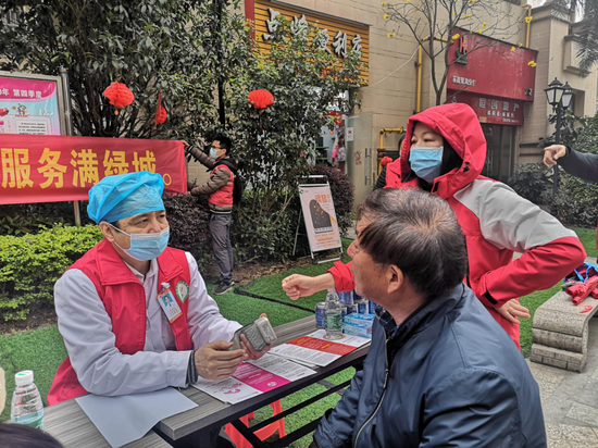 图为活动现场。 南宁高新区开展“学雷锋”志愿服务活动