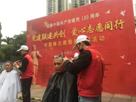 南宁“今天是星期六”学雷锋志愿服务获市民点赞