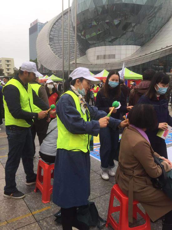 南宁“今天是星期六”学雷锋志愿服务获市民点赞