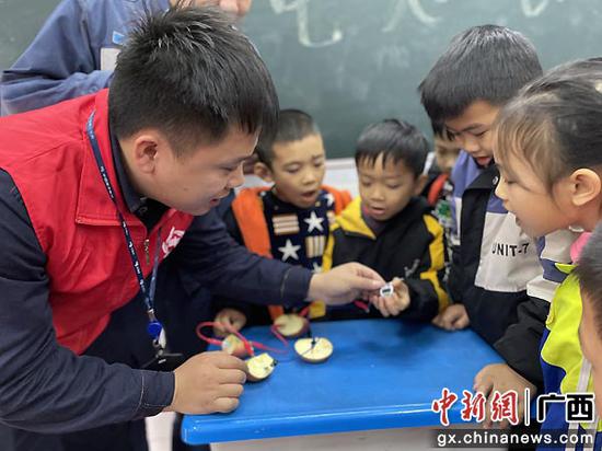 崇左凭祥供电局志愿者深入边境小学上别样“开学第一课”
