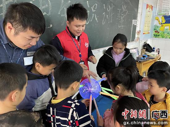 崇左凭祥供电局志愿者深入边境小学上别样“开学第一课”